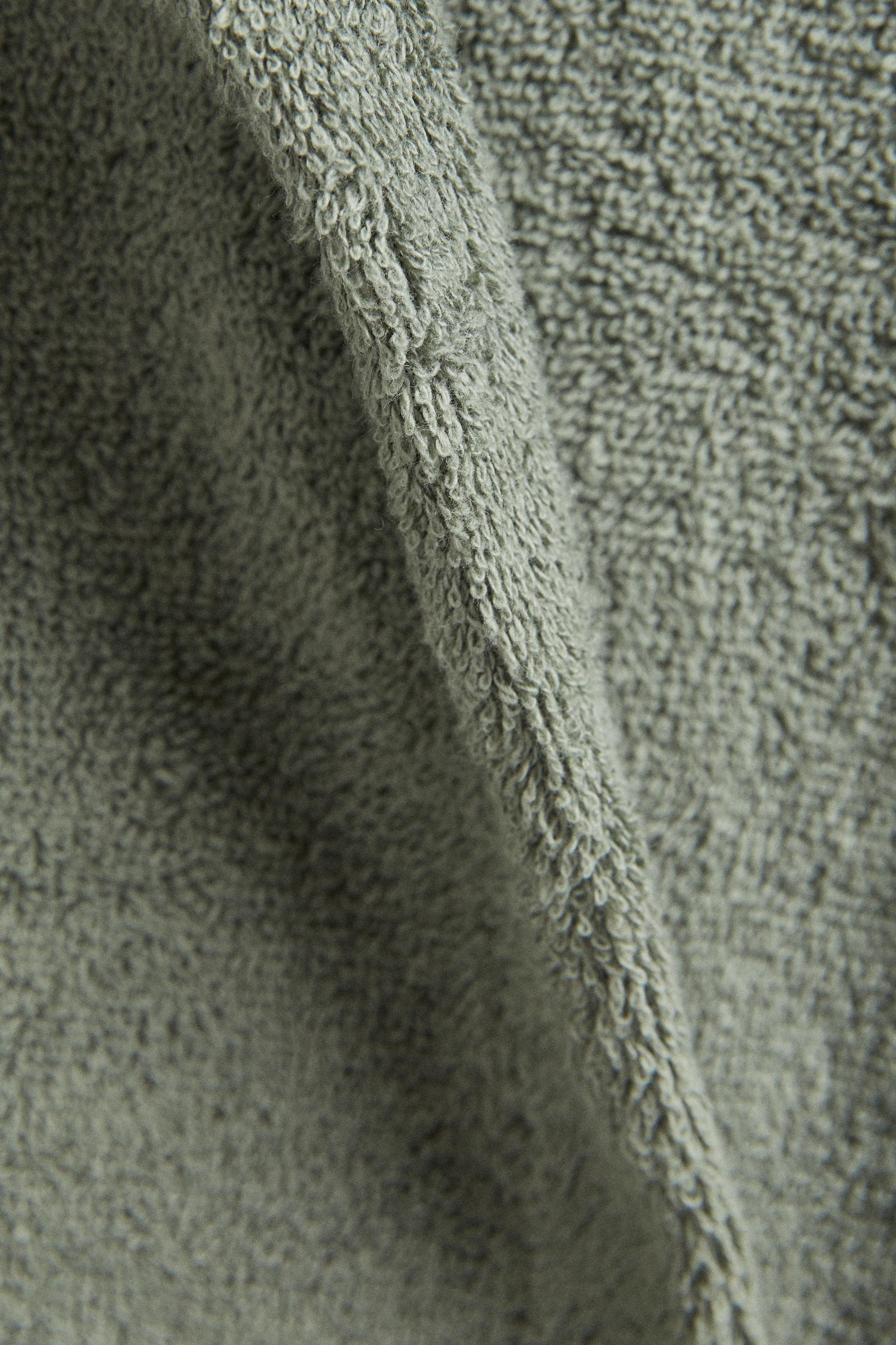 HOODED BATHROBE (360 GXM²)